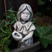 Wetterfeste Steinfigur Mädchen mit Schale stehend patiniert - Eine charmante Gartenfigur für das ganze Jahr Bild 4