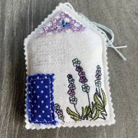 Duftende, bestickte Lavendelhäuschen aus Wollfilz, befüllt mit einheimischen Blüten - Auswahl Bild 2