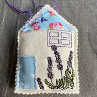 Duftende, bestickte Lavendelhäuschen aus Wollfilz, befüllt mit einheimischen Blüten - Auswahl Bild 4