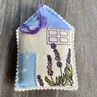 Duftende, bestickte Lavendelhäuschen aus Wollfilz, befüllt mit einheimischen Blüten - Auswahl Bild 6