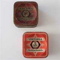 2 eckige Vintage Blechdosen Stahlstecknadeln Arcona Viktoria Bild 1