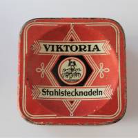 2 eckige Vintage Blechdosen Stahlstecknadeln Arcona Viktoria Bild 3