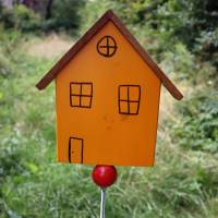 Gartenstecker Haus orange Holz handgefertigt Bild 1
