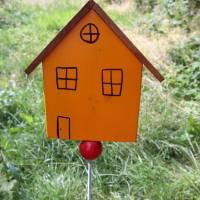 Gartenstecker Haus orange Holz handgefertigt Bild 2