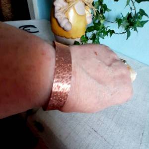 Leichter Armreif aus recyceltem Kupfer, handgemacht in Bayern, offenes Armband Bild 2