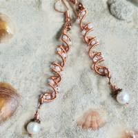 Ohrringe mit Perlen an Spiralperle kupfer rosegoldfarben Brautschmuck gothic Bild 1