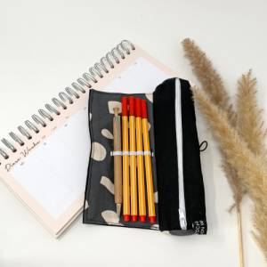 Geschenk Studentin - Stifteetui schwarz für ca. 12 Stifte,  Federmäppchen mit Gummiband, Stiftemäppchen Mädchen modern A Bild 2
