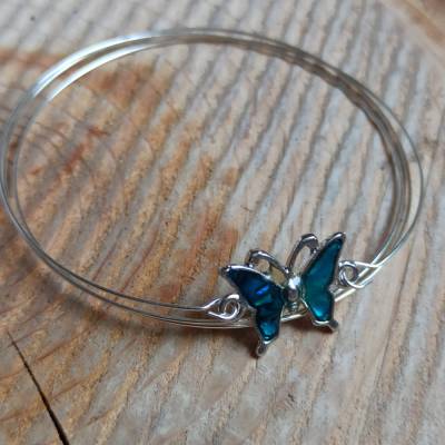 Armreif Memory Wire mit Abalone-Schmetterling, silberfarben, dreireihig – edler Spiralschmuck