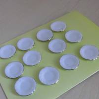 Miniatur Porzellan 12 Speiseteller - Teller mit Goldrand    für das Puppenhaus oder zur Dekoration oder zum Basteln Bild 1
