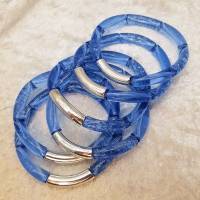 Trendiger Armreif aus gebogenen Rohrperlen aus Acryl in Blau, elastischer Armreif Bild 1