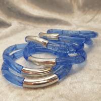 Trendiger Armreif aus gebogenen Rohrperlen aus Acryl in Blau, elastischer Armreif Bild 2