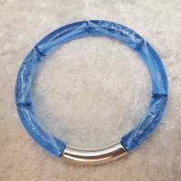 Trendiger Armreif aus gebogenen Rohrperlen aus Acryl in Blau, elastischer Armreif Bild 3