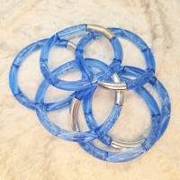 Trendiger Armreif aus gebogenen Rohrperlen aus Acryl in Blau, elastischer Armreif Bild 4