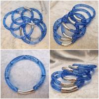 Trendiger Armreif aus gebogenen Rohrperlen aus Acryl in Blau, elastischer Armreif Bild 5