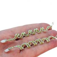 Traumhafte funkelnde lange Ohrringe grün weiß handmade Spiralperle silberfarben Brautschmuck Bild 1