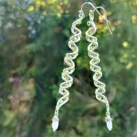 Traumhafte funkelnde lange Ohrringe grün weiß handmade Spiralperle silberfarben Brautschmuck Bild 2