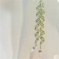 Traumhafte funkelnde lange Ohrringe grün weiß handmade Spiralperle silberfarben Brautschmuck Bild 6
