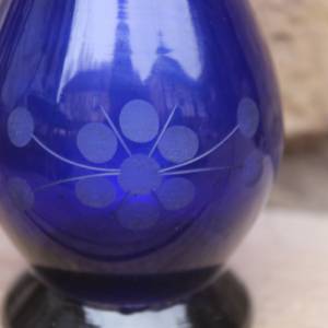 Vase kobaltblaues Glas geschliffenes Blumenmotiv 50er 60er Jahre Vintage DDR GDR Bild 3