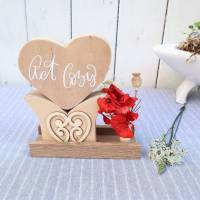 Herz auf Holzsockel Wohndeko mit Trockenblumen und Spruch Bild 3
