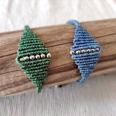 schlichtes Makramee Armband mit silberfarbenen Metallperlen