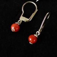 Ohrringe mit roten Korallen-Perlen von Hand in Silber eingefasst Bild 1