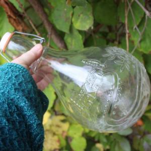 kleiner Weinballon Weinflasche mit Landschaftsmotiv Bügelverschluß Pressglas Vintage shabby Landhaus Italien Bild 7