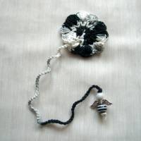 Gehäkeltes Lesezeichen mit Blüte und Engel aus Perlen in schwarz-weiß-grau Bild 1