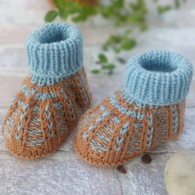 Strickanleitung für Babyschuhe Drillis, ohne Nadelspiel, in 2 verschiedenen Größen, zum Download