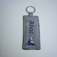 Schlüsselanhänger mit Segelboot und Ahoi aufgestickt, maritim,Taschenbaumler,Filz grau mit Schlüsselring, Mitbringsel Bild 2