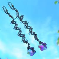 Lange funkelnde Ohrringe mit Blüte lila pastell handmade Spiralperle silberfarben Brautschmuck Bild 1