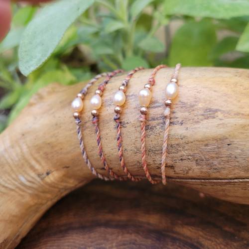 Schmales Makramee-Armband mit Süßwasser-Perle und Rosegold-filled Perlen