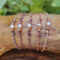 Schmales Makramee-Armband mit Süßwasser-Perle und Rosegold-filled Perlen Bild 6