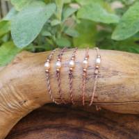 Schmales Makramee-Armband mit Süßwasser-Perle und Rosegold-filled Perlen Bild 8