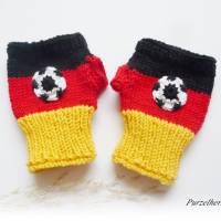 Kind - Handgestrickte Armstulpen/Pulswärmer mit Daumenloch,Fußball - Fan,Deutschland,Handstulpen,Geschenk,schwarz,rot Bild 2