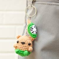 Schlüsselanhänger für Tasche oder Schlüssel gehäkelt kleines Geschenk Kiwi Bär Amigurumi Tier Frucht Bild 1