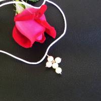 Kreuzanhänger mit Perlen  und weißem Stoffband Bild 2
