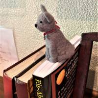 Lesezeichen graue Katze - Kater bewacht das Buch seiner Besitzer, witziges Lesezeichen für Katzefreunde, Buchaccessoires Bild 1