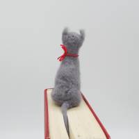 Lesezeichen graue Katze - Kater bewacht das Buch seiner Besitzer, witziges Lesezeichen für Katzefreunde, Buchaccessoires Bild 6