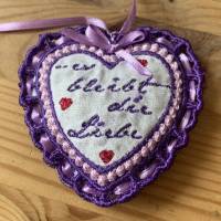 Mini Duft-Herz - befüllt mit einheimischen Lavendelblüten - als Anhänger für eine Trauerkarte: .. es bleibt die Liebe .. Bild 1