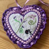 Mini Duft-Herz - befüllt mit einheimischen Lavendelblüten - als Anhänger für eine Trauerkarte: .. es bleibt die Liebe .. Bild 2