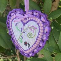 Mini Duft-Herz - befüllt mit einheimischen Lavendelblüten - als Anhänger für eine Trauerkarte: .. es bleibt die Liebe .. Bild 3