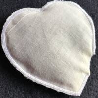 Mini Duft-Herz - befüllt mit einheimischen Lavendelblüten - als Anhänger für eine Trauerkarte: .. es bleibt die Liebe .. Bild 4