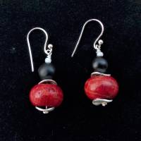 Zum verlieben schön, Rote  Korallen Ohrringe mit schwarzen Onyx Kugeln, handgemachtes Unikat Bild 1