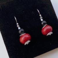 Zum verlieben schön, Rote  Korallen Ohrringe mit schwarzen Onyx Kugeln, handgemachtes Unikat Bild 2
