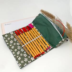 personalisiertes Federmäppchen Schule - grün - Stiftemäppchen mit Namen Gummiband, Geschenk Studentin, Mäppchen Mädchen Bild 2