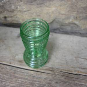 kleine Vase aus grünem Pressglas Glas 50er 60er Jahre DDR Bild 3