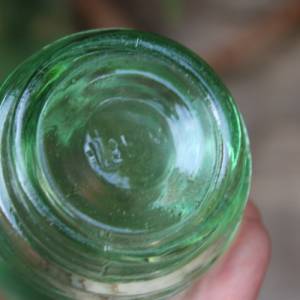 kleine Vase aus grünem Pressglas Glas 50er 60er Jahre DDR Bild 5