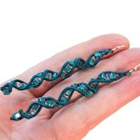 Ohrringe petrol blau Spiralperlen mit funkelnden Mini Glaswürfeln Ohrhaken silberfarben handmade Ohrschmuck handgemacht Bild 1