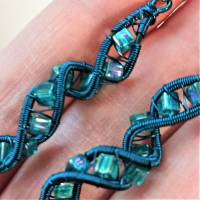 Ohrringe petrol blau Spiralperlen mit funkelnden Mini Glaswürfeln Ohrhaken silberfarben handmade Ohrschmuck handgemacht Bild 3