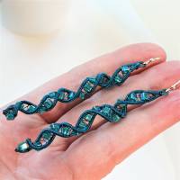 Ohrringe petrol blau Spiralperlen mit funkelnden Mini Glaswürfeln Ohrhaken silberfarben handmade Ohrschmuck handgemacht Bild 9